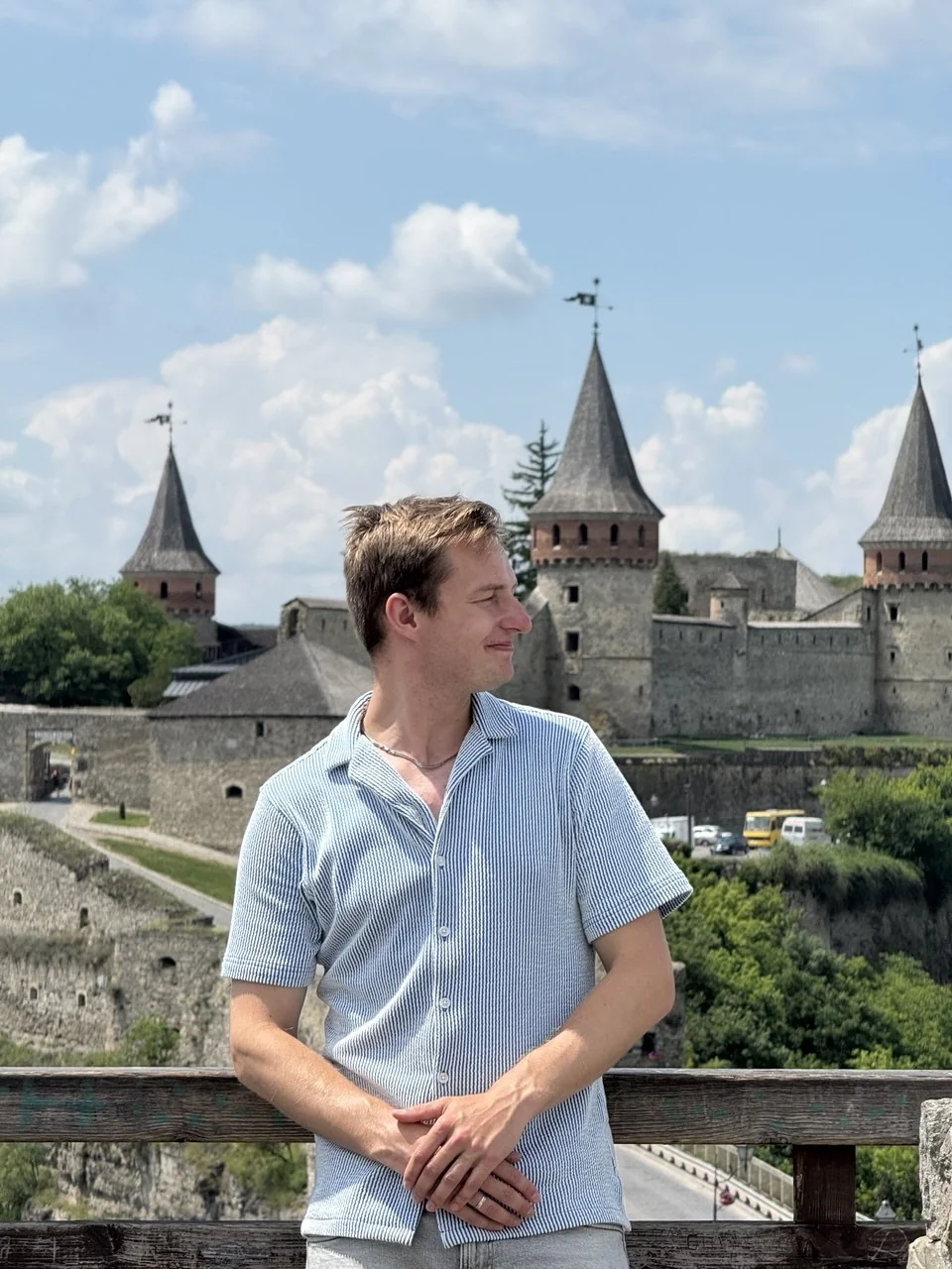 Кирило Пирожок біля історичної фортеці
