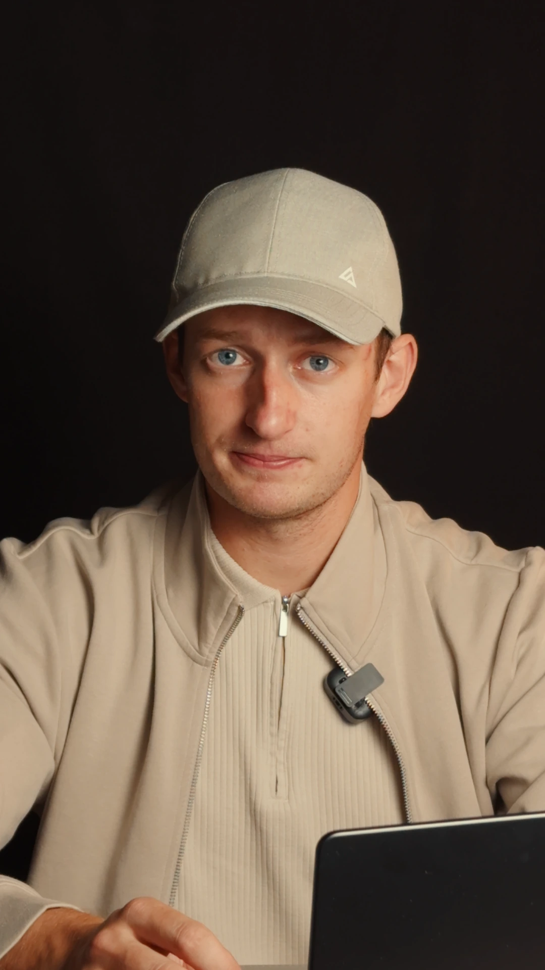 Кирило Пирожок дивиться в камеру на темному тлі